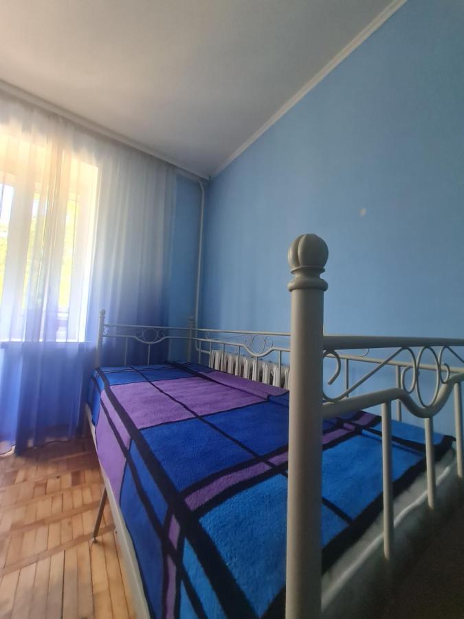 кравчука,34а поруч порт сіті