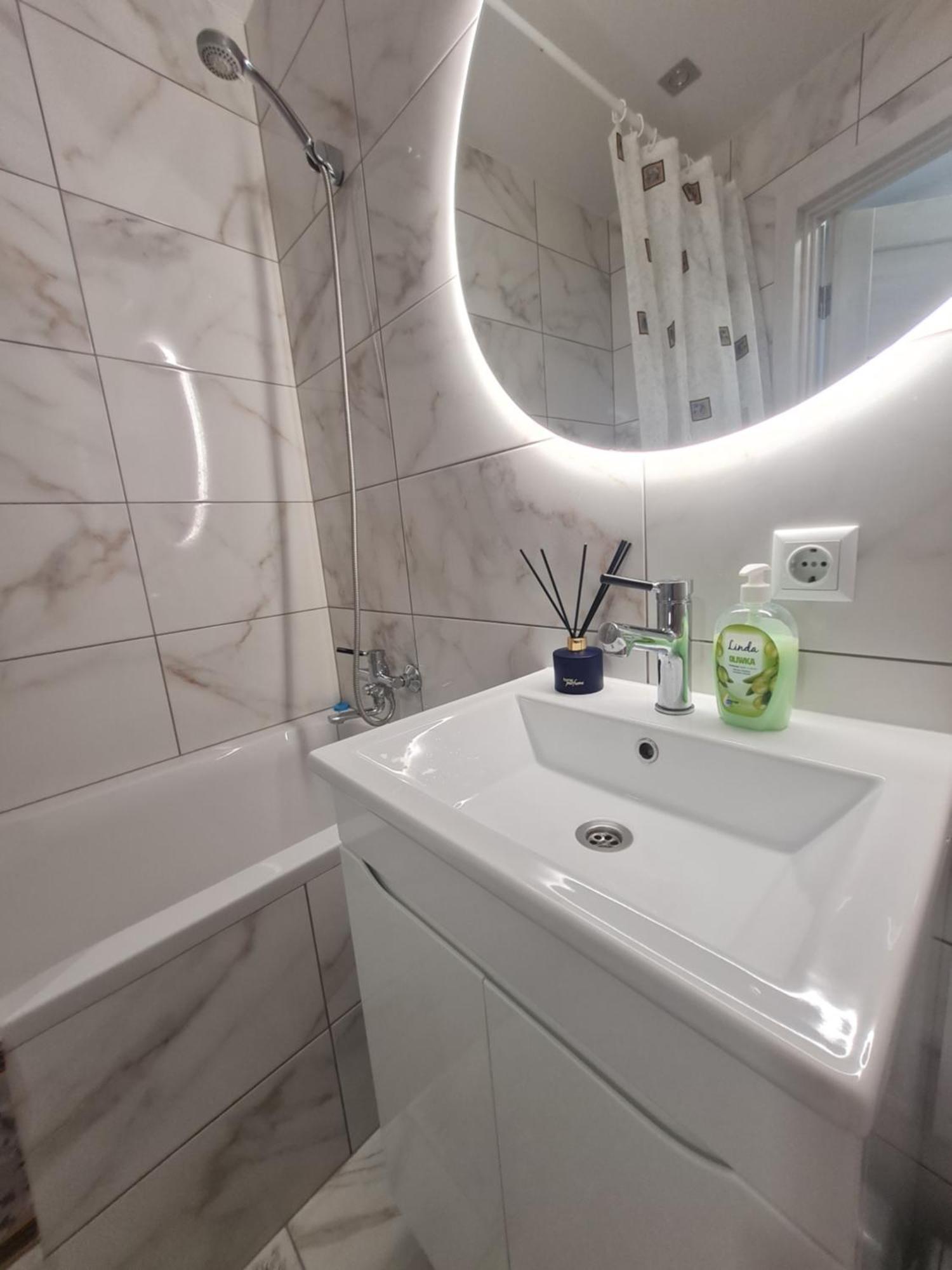 кравчука,34а поруч порт сіті Apartment *